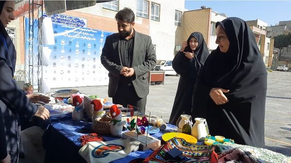 اولین نمایشگاه ماها در دبیرستان فرزانگان ۲ دوره دوم ناحیه ۷ مشهد