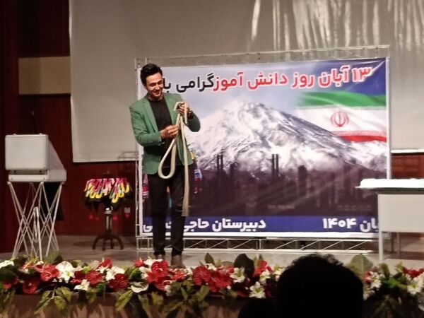 مراسم گرامیداشت روز دانش‌آموز  در دبیرستان حاج مصطفی حاج حسنی