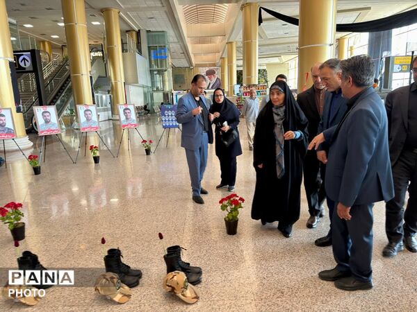 بازدید وزیر راه و شهرسازی از روند خدمات‌رسانی به زائران امام رضا(ع) در فرودگاه مشهد