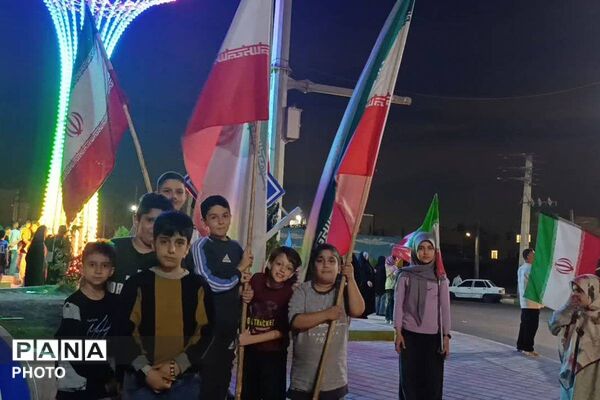 رقص پرچم‌ها در میدان شهید سلیمانی؛ شب 222، شب اتحاد دانش‌آموزان و مردم