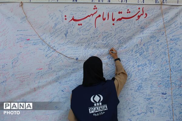 فاروج در روز تشییع پیکر رهبر شهید همچنان در حال خدمت رسانی به زائران