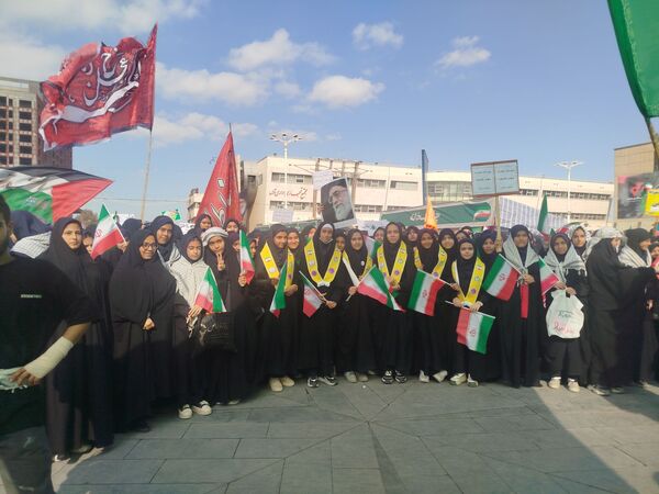 حضور پرشور دانش‌آموزان دبیرستان مهدی خدابنده در راهپیمایی ۱۳ آبان