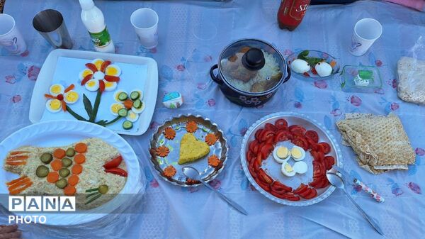 صبحانه‌ای سالم و شاد در حیاط مدرسه