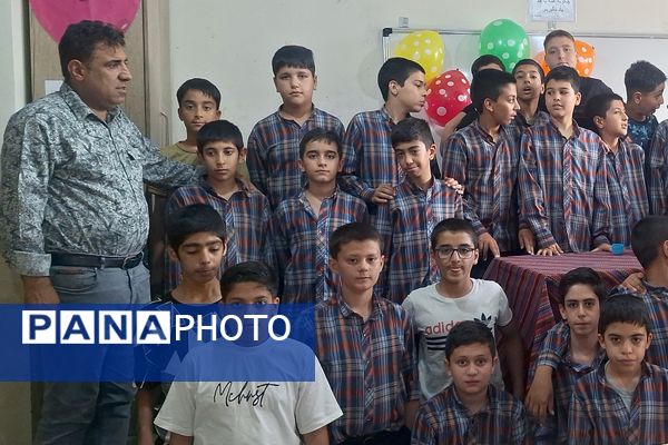 معلم مشعل دانش و چراغ هدایت است