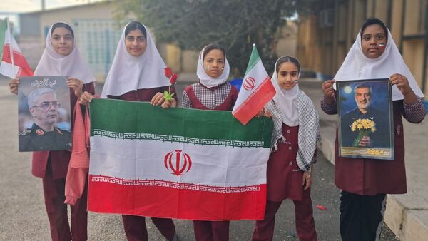 جشن باشکوه دهه فجر و پاسداشت پرچم جمهوری اسلامی در دبستان استقلال حاجی‌آباد