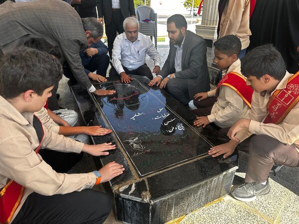 عطر‌افشانی و غبارروبی مزار شهدای بستک
