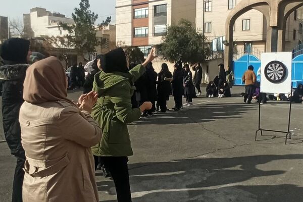 المپیاد ورزشی درون مدرسه‌ای به مناسبت گرامیداشت دهه فجر در آموزشگاه آرمینه مصلی نژاد شهرری