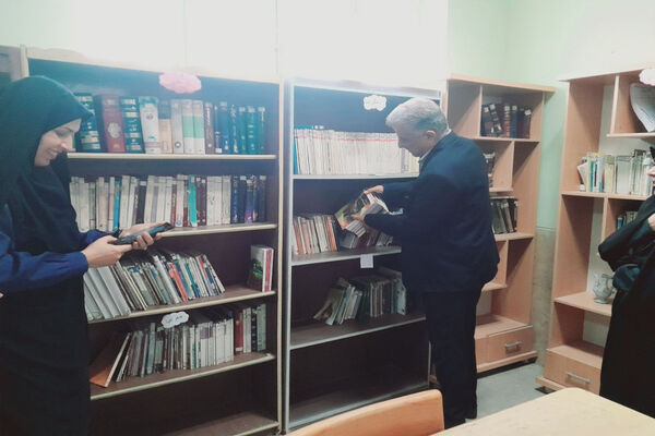 اجرای طرح مدرسه سبز ، انس با قرآن، اهدای کتاب به کتابخانه و تجلیل از فعالان دبیرستان رضوان شهرستان بوشهر