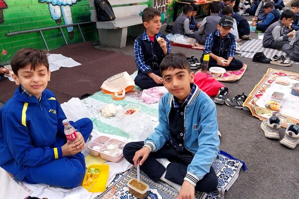 اجرای طرح «صبحانه سالم» در دبستان هیأت امنایی شهید قلنبر ناحیه دو شهرری 