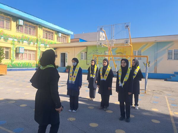 آموزش دوره پیشتازان در دبیرستان دخترانه علی افشار‌نژاد