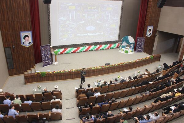 تقدیر از دانش‌آموزان و فرهنگیان برگزیده مسابقات قرآنی در استان قم