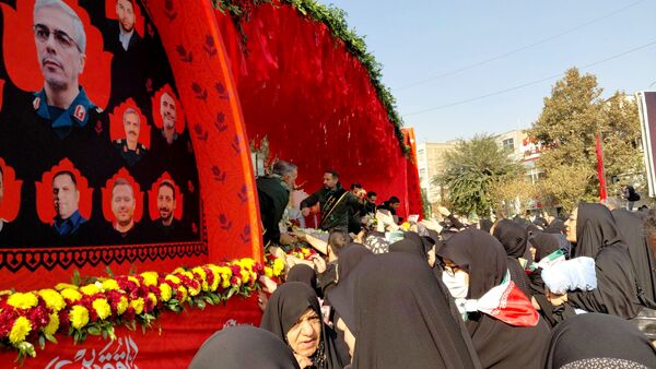 تشییع پیکر شهدای گمنام در دستان مردم کرج