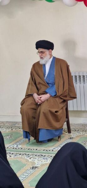 اقامه نماز جماعت مادر و دختری در مدارس انزلی