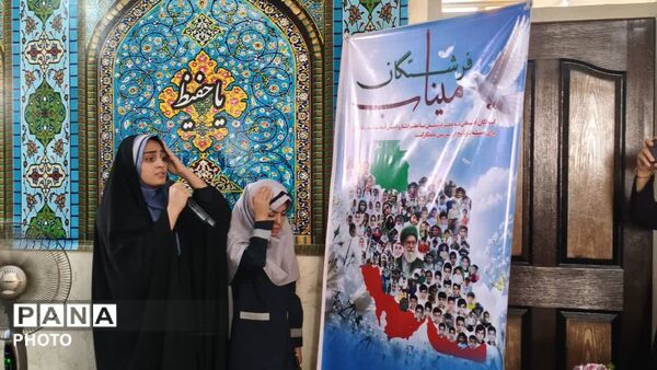 اقامه نخستین نماز جماعت سال تحصیلی جدید در دبیرستان فرهنگیان ناحیه ۴ اصفهان