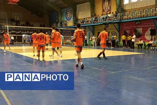 رقابت حساس لیگ دسته اول والیبال کشور در ورامین