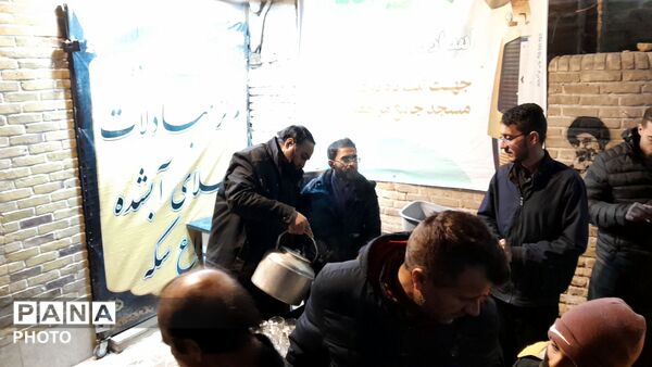 فعالیت چایخانه مسجد جامع نیشابور در شب ۲۳ ماه رمضان 