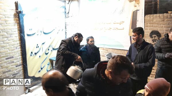 فعالیت چایخانه مسجد جامع نیشابور در شب ۲۳ ماه رمضان 