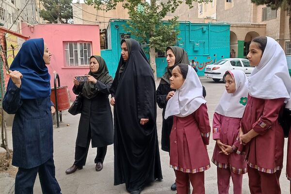 بازدید کارشناس مسئول سلامت و تندرستی آموزش و پرورش شهرستان قدس، از دبستان پروین، در جایگاه یک خانه محیط زیستی