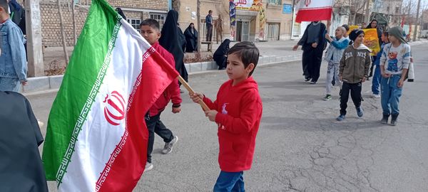 حضور پر شور کودکان و نوجوانان خلیل آبادی در راهپیمایی ۲۲ بهمن