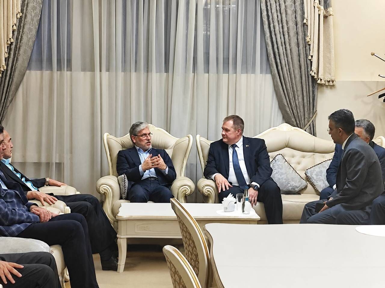 آغاز نشست وزیران علوم سازمان شانگهای/ استقبال وزیر آموزش بلاروس از وزیر علوم ایران