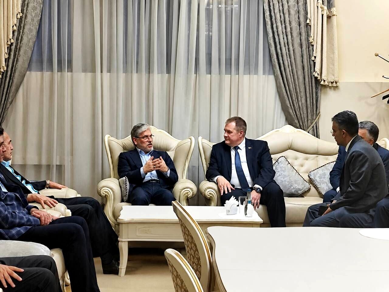 آغاز نشست وزیران علوم سازمان شانگهای/ استقبال وزیر آموزش بلاروس از وزیر علوم ایران