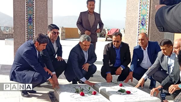 تجدید میثاق معاون وزیر و رئیس سازمان مدارس غیردولتی و مشارکت‌های مردمی وزارت آموزش و پرورش با شهدای گمنام در یاسوج