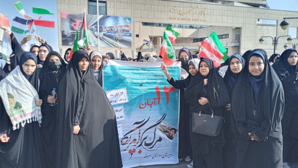 راهپیمایی به مناسبت ۱۳ آبان در میدان شهدا 