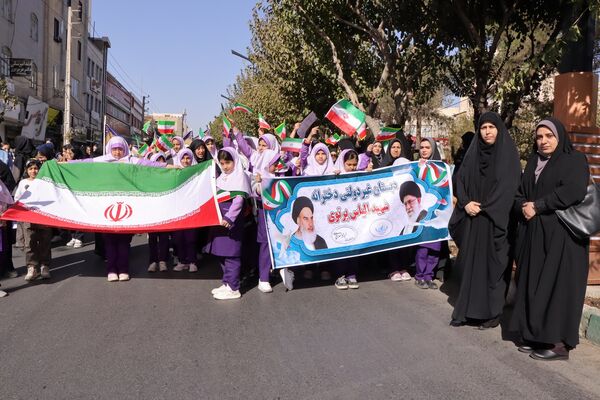 حضور پرشور دانش‌آموزان و مسئولین در راهپیمایی ۱۳ آبان در ناحیه یک بهارستان