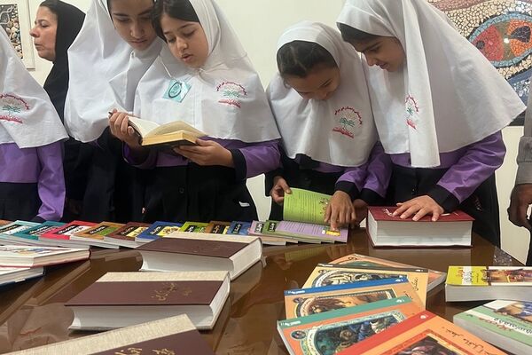 بازدید دانش‌آموزان از نمایشگاه کتاب پژوهشسرای دانش‌آموزی کاوش کهریزک 