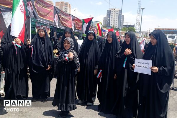 اجرای گروه سرود ریحانه‌الحسین پردیس در مراسم تشییع  رهبر شهید