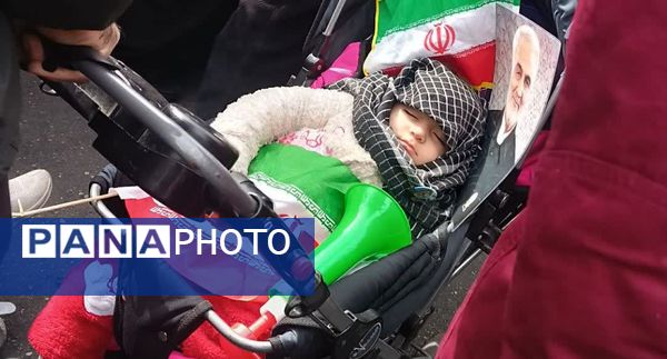 ۲۲ بهمن  صحنه حضور مردم؛ از کودکان پرشمار تا روایت‌های میانسالان