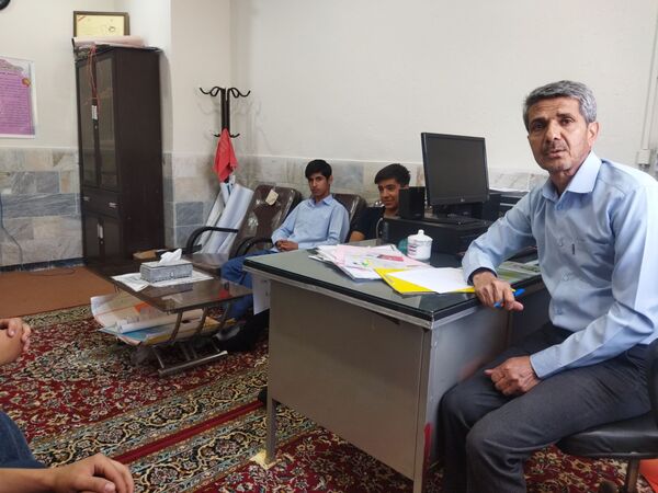 جلسه شورای دانش آموزی در دبیرستان نمونه دانش 