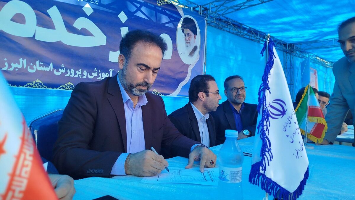  برگزاری میزخدمت درمصلی کرج به‌مناسبت هفته دولت