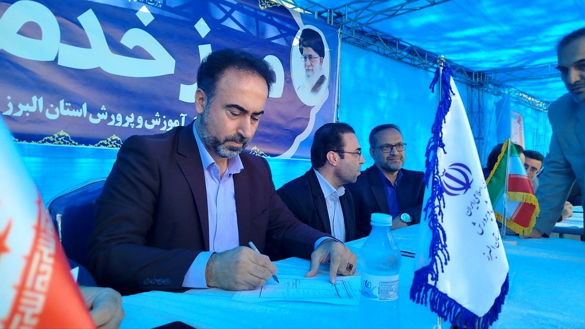  برگزاری میزخدمت درمصلی کرج به‌مناسبت هفته دولت