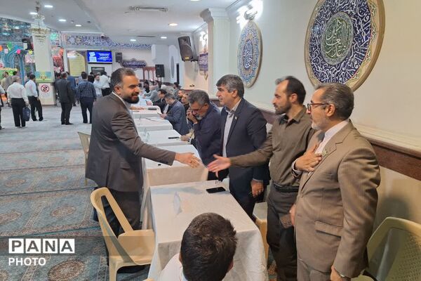 میز خدمت مدیر آموزش و پرورش شهرستان پردیس به مناسبت هفته دولت