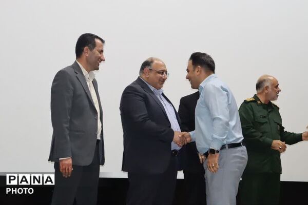 تجلیل از کارمندان نمونه شهرستان زرقان