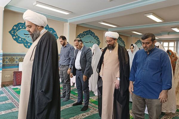 اقامه نماز جماعت و تجلیل از حافظان قرآن در دبیرستان فاطمیه ورامین