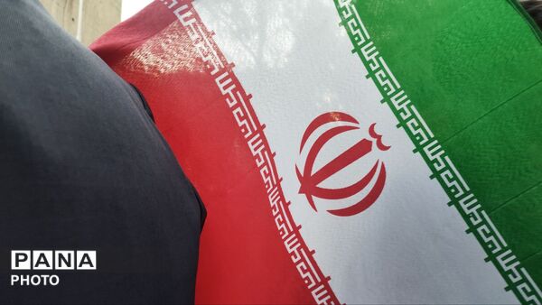مردم تهران به احترام چهلمین روز از شهادت رهبر شهید ایستادند