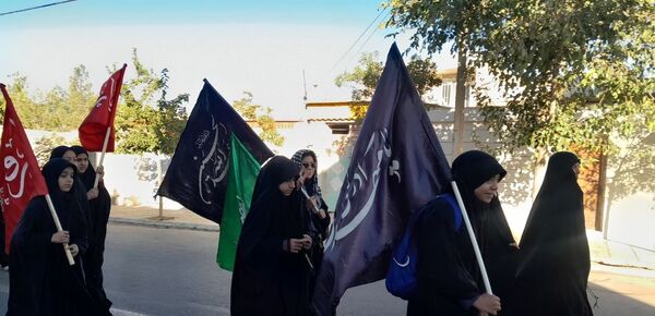 پیاده‌روی زائران جامانده ازحرم رضوی در شهرستان بام و صفی آباد
