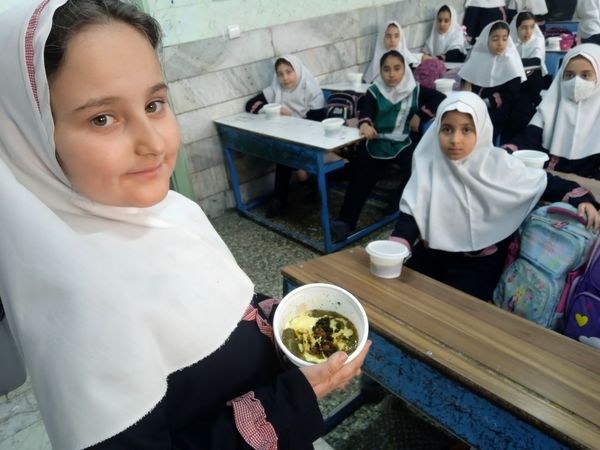 افطاری دانش آموزان روزه اولی مدرسه دخترانه هدی یک شهرستان قدس