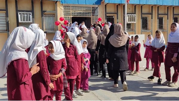 ویژه برنامه هفته معلم در دبستان استقلال حاجی آباد