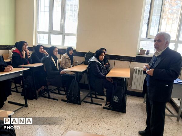 نشست دانش آموزان دبیرستان مادر مهربان خلیل آباد با مشاور اجرایی مدیر آموزش و پرورش
