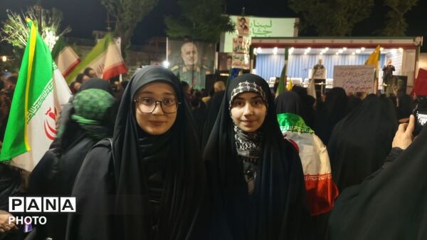 ایستاده در میدان ساعت تبریز