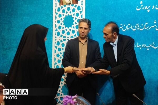 بزرگداشت هفته معلم و تقدیر از خدمات ارزنده مشاوران در بهارستان‌دو