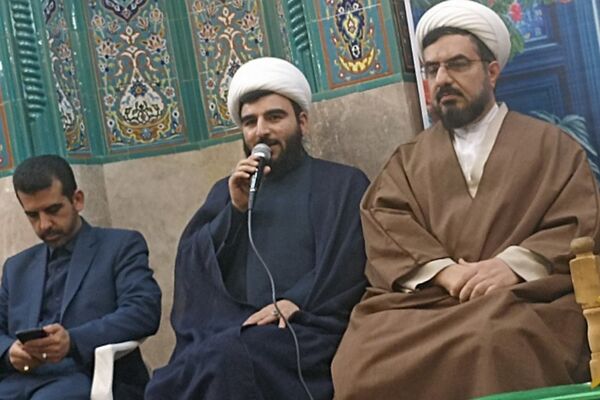 اهدای جوایز به دختران رتبه آور در رشته های قرآن و عترت و نماز شهرستان دماوند