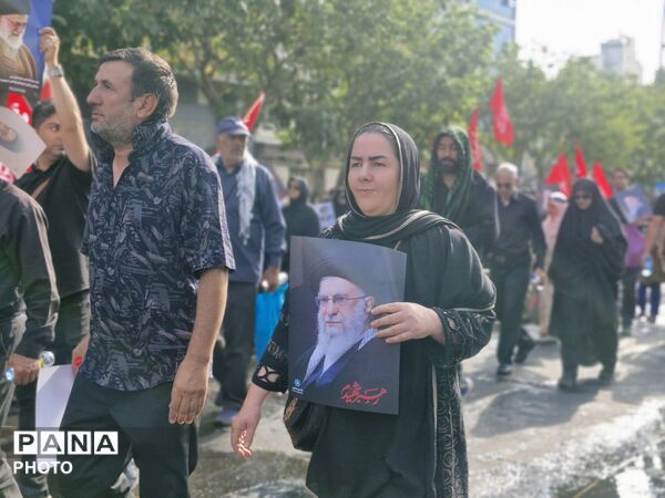 حضور پرشور مردم در خیابان فلسطین برای بدرقه رهبر