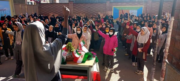 استقبال دانش‌آموزان مدارس شهرستان پردیس از دهه فجر انقلاب اسلامی ایران 