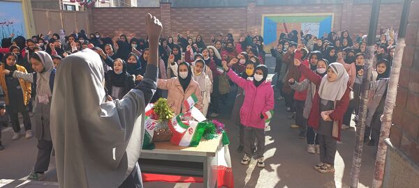 استقبال دانش‌آموزان مدارس شهرستان پردیس از دهه فجر انقلاب اسلامی ایران 