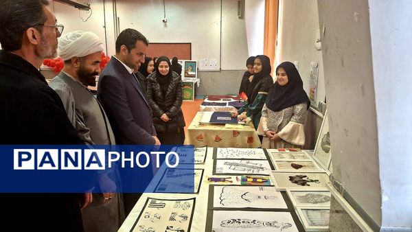 بازدید مسئولان و دانش‌آموزان از نمایشگاه دستاوردهای هنرستان بنت‌الهدی صدر