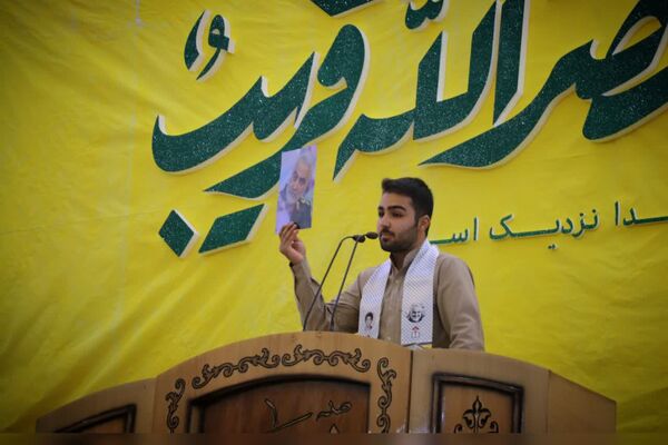 حضور با شکوه دانش‌آموزان و فرهنگیان در مراسم پر فیض نماز جمعه آباده در آستانه روز دانش‌آموز